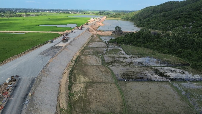 Vết dầu loang ra các thửa ruộng cạnh cao tốc. Ảnh: Minh Khuê