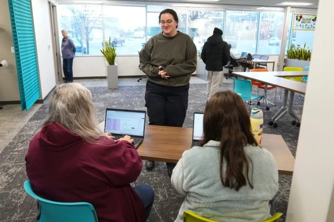 Taylor Desert, nhân viên TSA, đến ngân hàng thực phẩm nhận đồ ăn trước giờ làm ở bang Indiana, ngày 23/3. Ảnh: AP