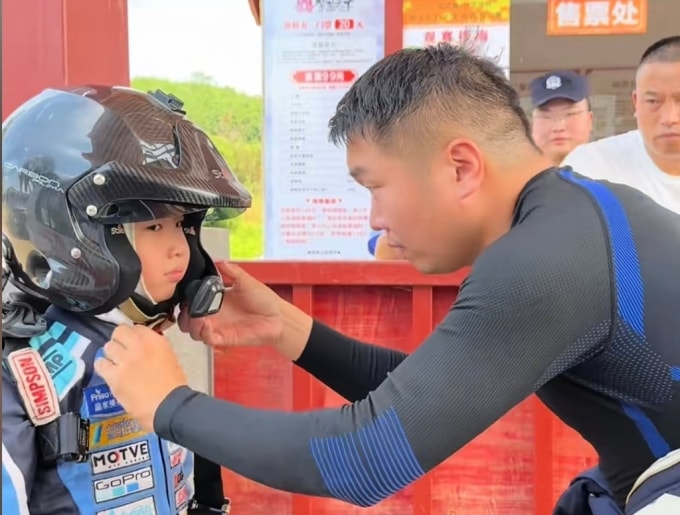 Thiệu Tử Yến và bố. Ảnh: Douyin