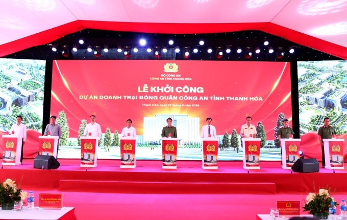 Bộ trưởng Công an Lương Tam Quang và lãnh đạo tỉnh Thanh Hoá ấn nút khởi công dự án chiều 27/3. Ảnh: Lê Hoàng