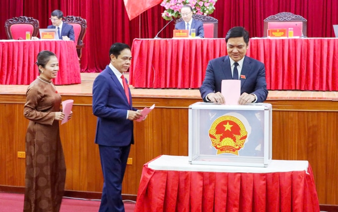Ông Hoàng Nghĩa Hiếu và Võ Trọng Hải (thứ nhất và thứ hai, từ phải sang), bỏ phiếu bầu các chức danh chủ chốt của HĐND tỉnh và UBND tỉnh, chiều 27/3. Ảnh: Đức Hùng
