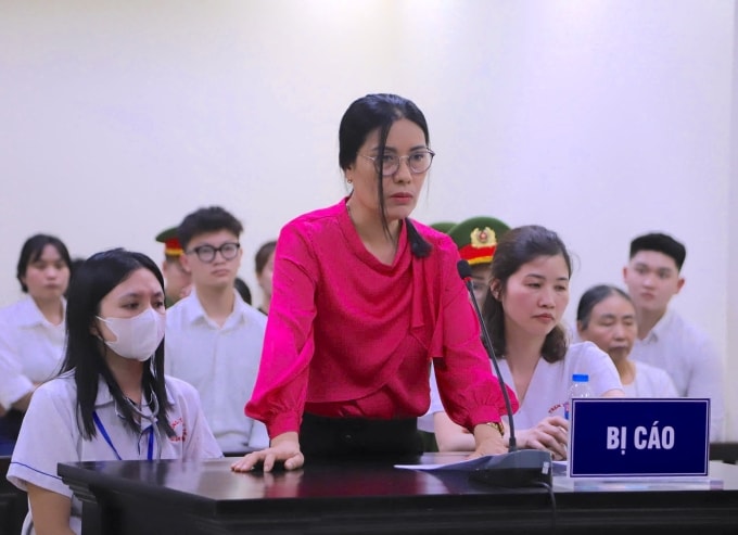 Bị cáo Nguyễn Thị Bình cựu hiệu trưởng THCS Ba Đình hôm được hai nhân viên y tế hỗ trợ tại tòa. Ảnh: Danh Lam