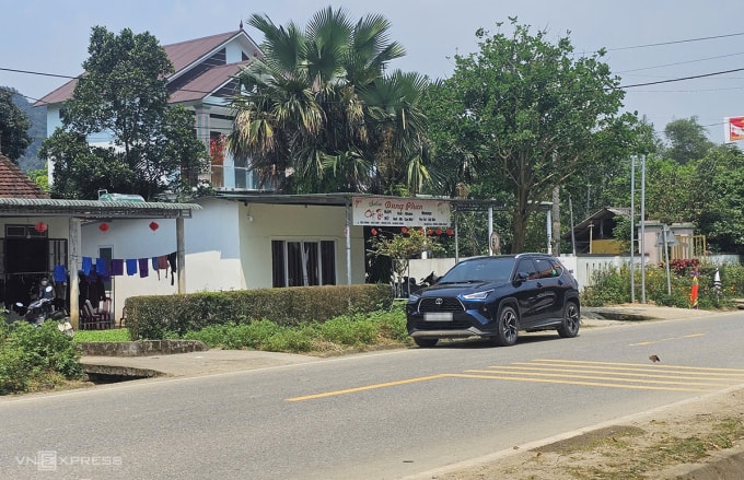 Ngôi nhà hai tầng của bố mẹ Đạo và quán cắt tóc khi mẹ vợ chạy thoát bị bắn tử vong Ảnh: Đắc Thành