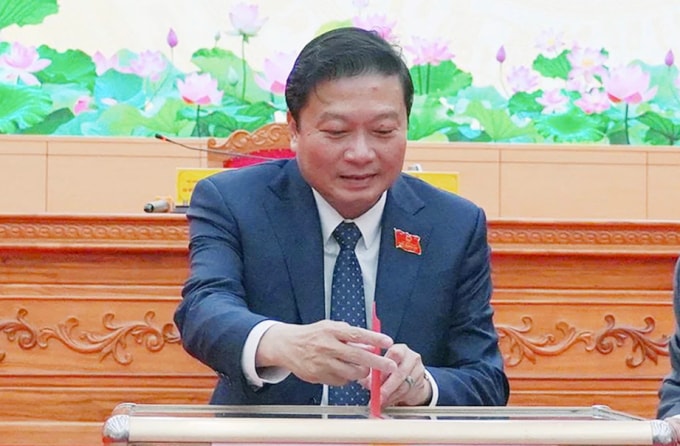 Ông Lê Hồng Vinh bỏ phiếu bầu các chức danh chủ chốt tại kỳ họp. Ảnh: Hoàn Lão