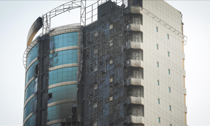 Một khách sạn bị hư hại do trúng UAV tại Bahrain hôm 1/3. Ảnh: Anadolu