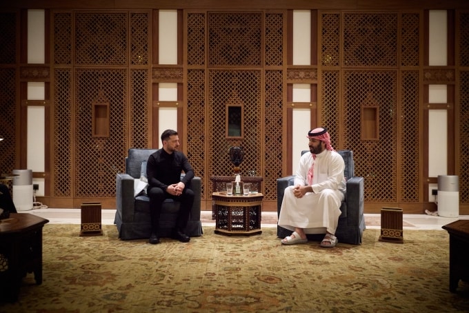 Tổng thống Ukraine Volodymyr Zelensky (trái) gặp Thái tử Arab Saudi Mohammed bin Salman tại Jeddah ngày 27/3. Ảnh: X/ZelenskyyUa