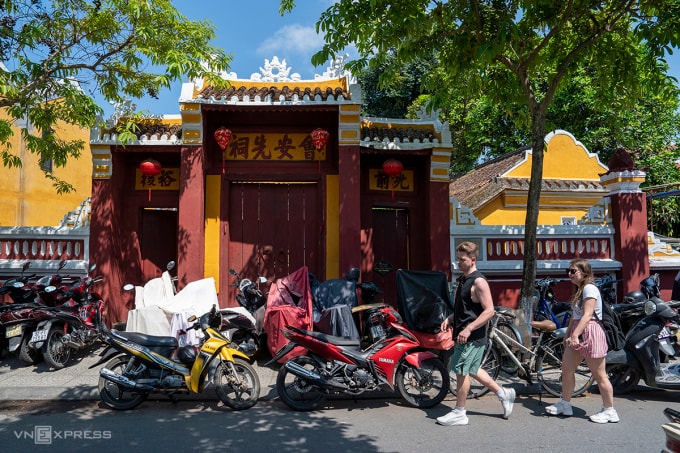 Trên đường Lê Lợi (khu vực ngoài khu phố đi bộ) vỉa hè bị chiếm dụng thành nơi để xe máy, trong đó, nhiều phương tiện đậu đỗ ngay dưới lòng đường, cản trở việc đi lại, chiều 25/3. Ảnh: Nguyễn Đông