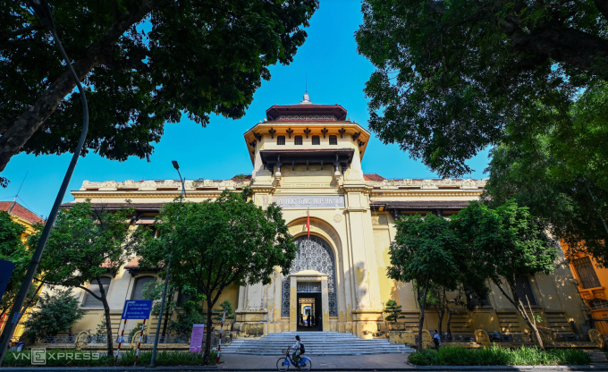 Tòa nhà ở số 19 Lê Thánh Tông, nơi Đại học Dược Hà Nội và một số đơn vị thuộc Đại học Quốc gia Hà Nội đang tổ chức hoạt động học thuật. Ảnh: Giang Huy