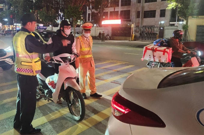 Tổ công tác 373 Công an tỉnh Nghệ An đang làm nhiệm vụ. Ảnh: V. Thanh