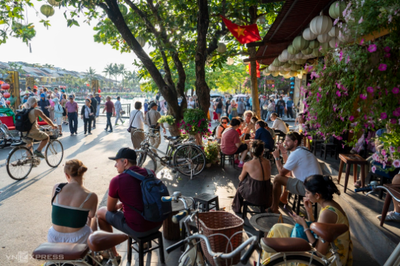 Do vỉa hè bị chiếm dụng nên ngoài thời gian phố đi bộ cấm xe, người dân, du khách phải đi dưới lòng đường cùng xe máy. Ảnh: Nguyễn Đông