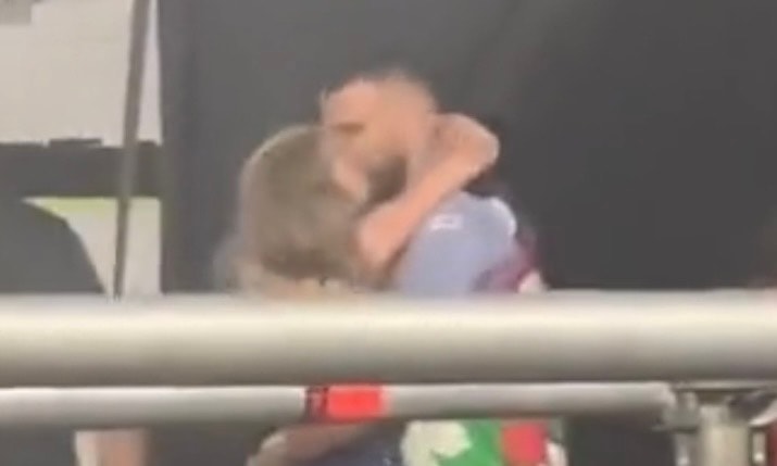 Taylor Swift hôn Travis Kelce