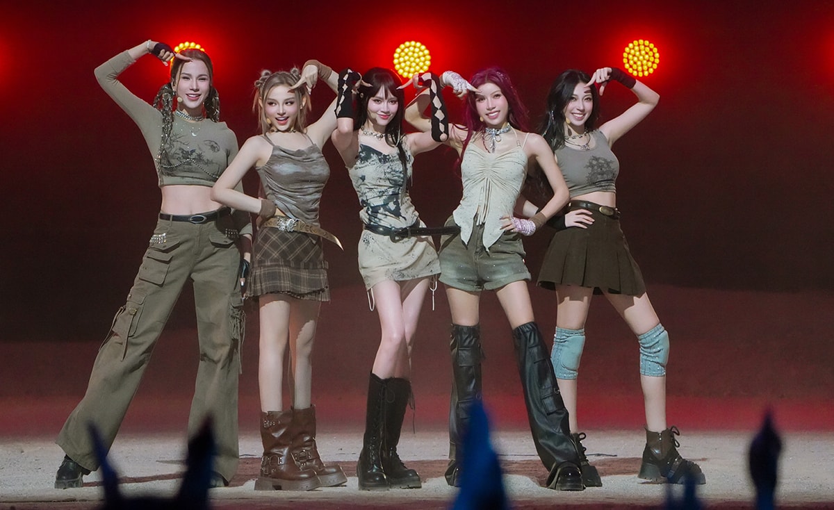 Nhóm 'Chị đẹp' LUNAS diễn ở 'Đạp gió' bản Trung Quốc