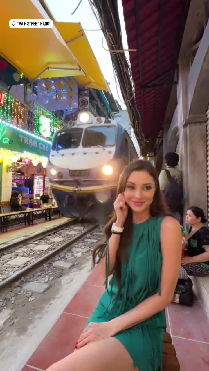 Deborah đi du lịch Hà Nội