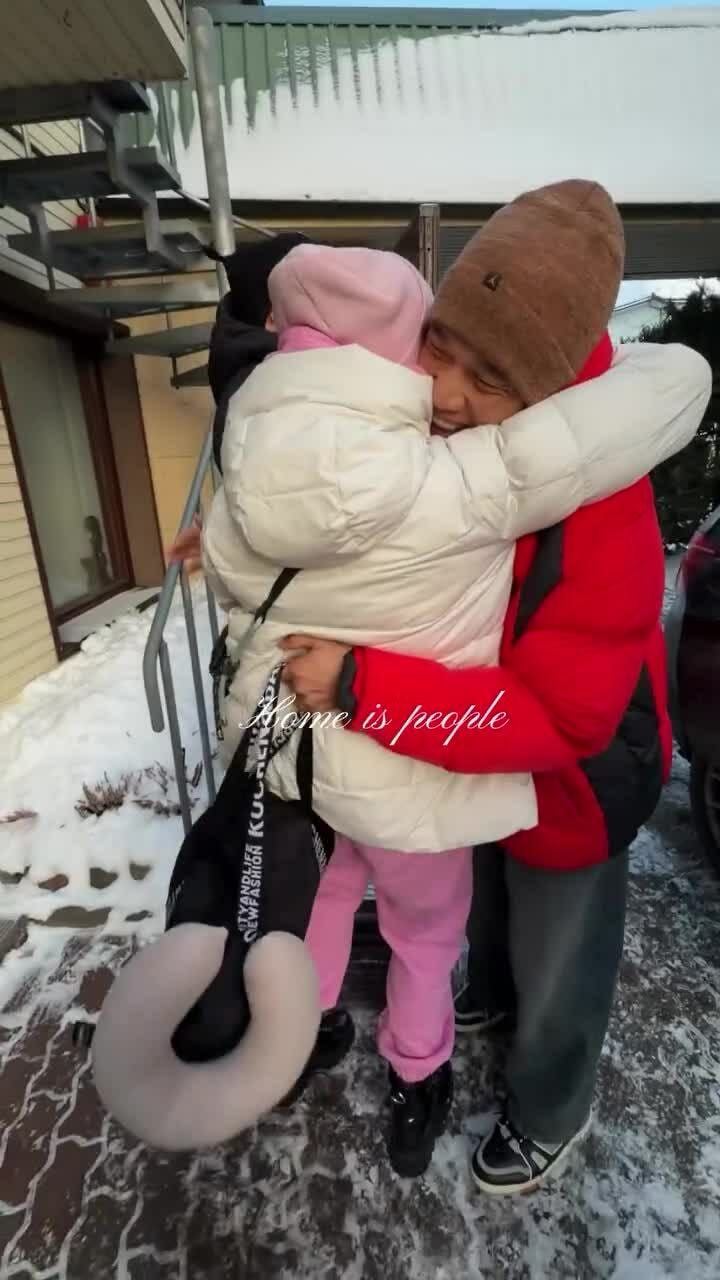 Phút hội ngộ của vợ chồng Dianka với gia đình ở Estonia