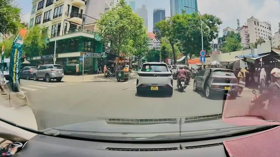 Mở cửa xe xô ngã người đi xe máy