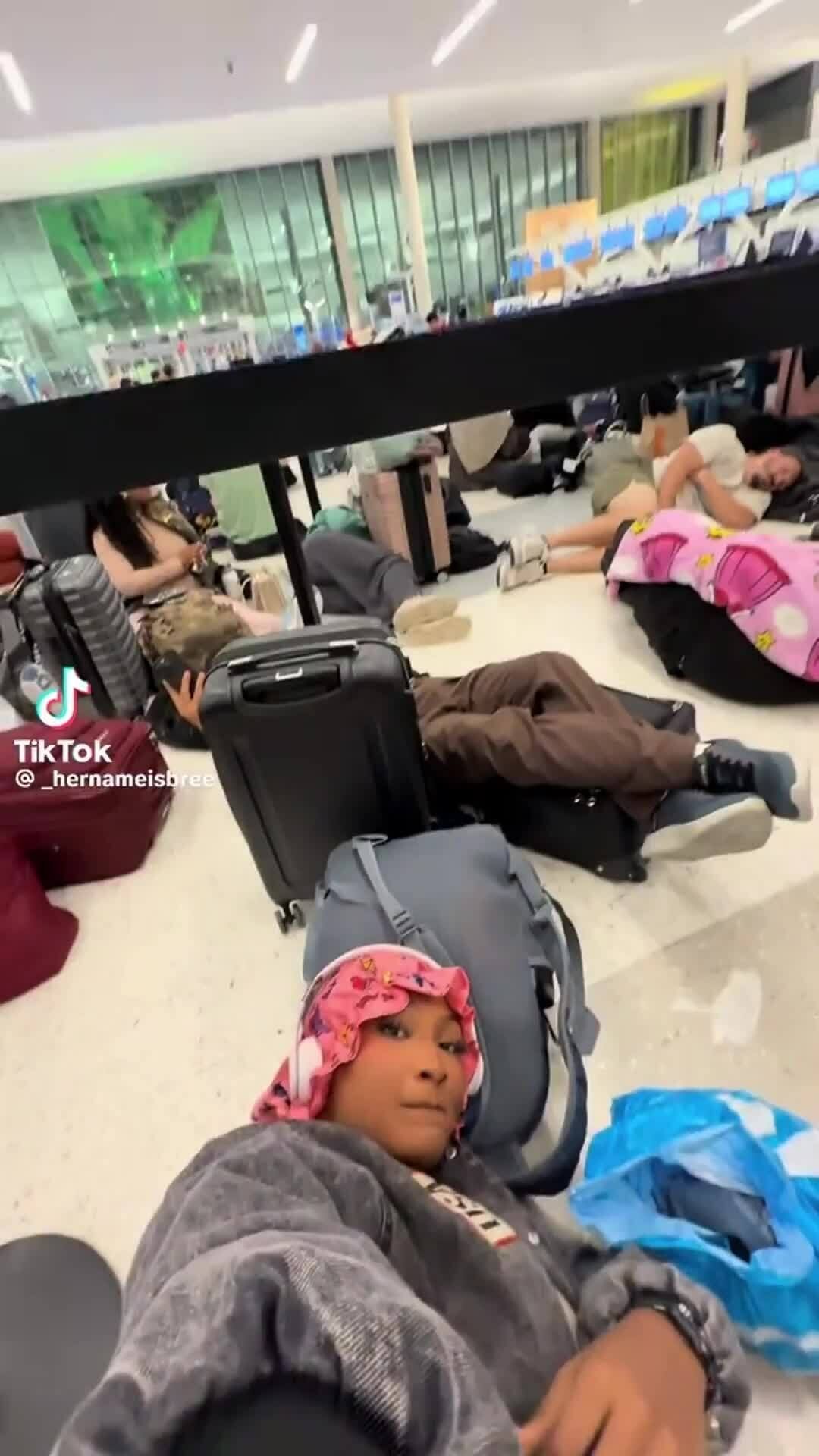 Người dân ngủ vạ vật ở sân bay Mỹ