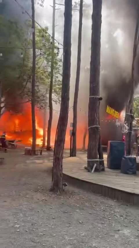 Nhiều ki ốt ở khu kinh tế đêm Măng Đen cháy lớn