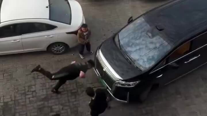 Tài xế điên cuồng lao đầu vào xe đối thủ sau va chạm