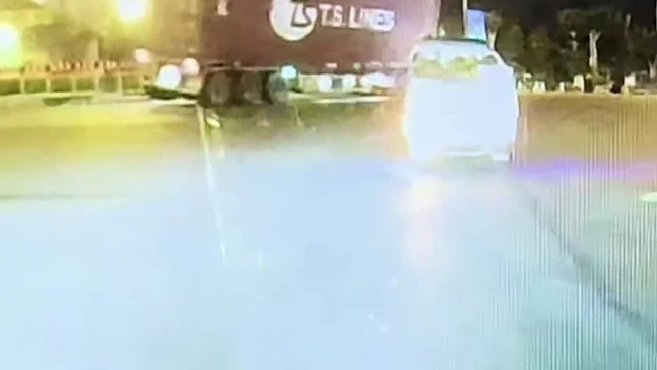 Xe container chở gần 30 tấn sơn lật ở cửa ngõ TP HCM