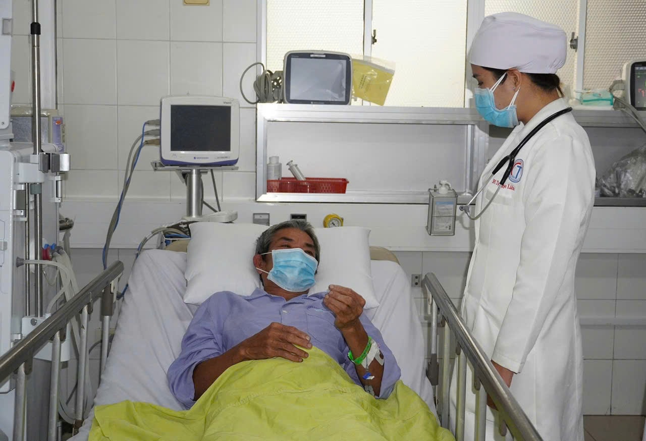 Ba người đàn ông ở Cần Thơ găp nguy hiểm sau khi ăn canh chua cá nóc - Ảnh 1.