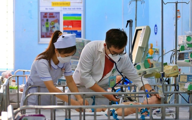 Gần 25.000 ca mắc tay chân miệng, 4 ca tử vong, Bộ Y tế chỉ đạo khẩn- Ảnh 1. Gần 25.000 ca mắc tay chân miệng, 4 ca tử vong, Bộ Y tế chỉ đạo khẩn- Ảnh 1.