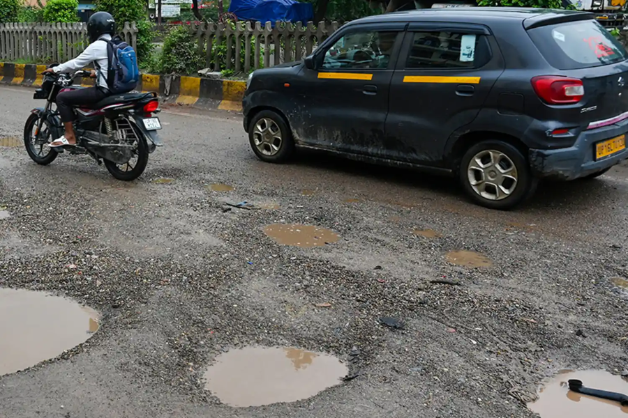 Ảnh minh họa ổ gà trên đường tại Ấn Độ (Ảnh: People)