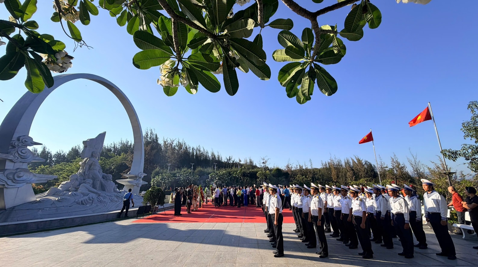 Trong giờ phút tưởng niệm, 64 cán bộ, chiến sĩ Hải quân được bố trí đứng thành vòng tròn quanh tượng đài. Gần đó, 64 đoàn viên, thanh niên đứng quanh khu vực có 64 bông hoa muống biển - biểu tượng cho 64 cán bộ, chiến sĩ đã hy sinh trong sự kiện Gạc Ma năm 1988.