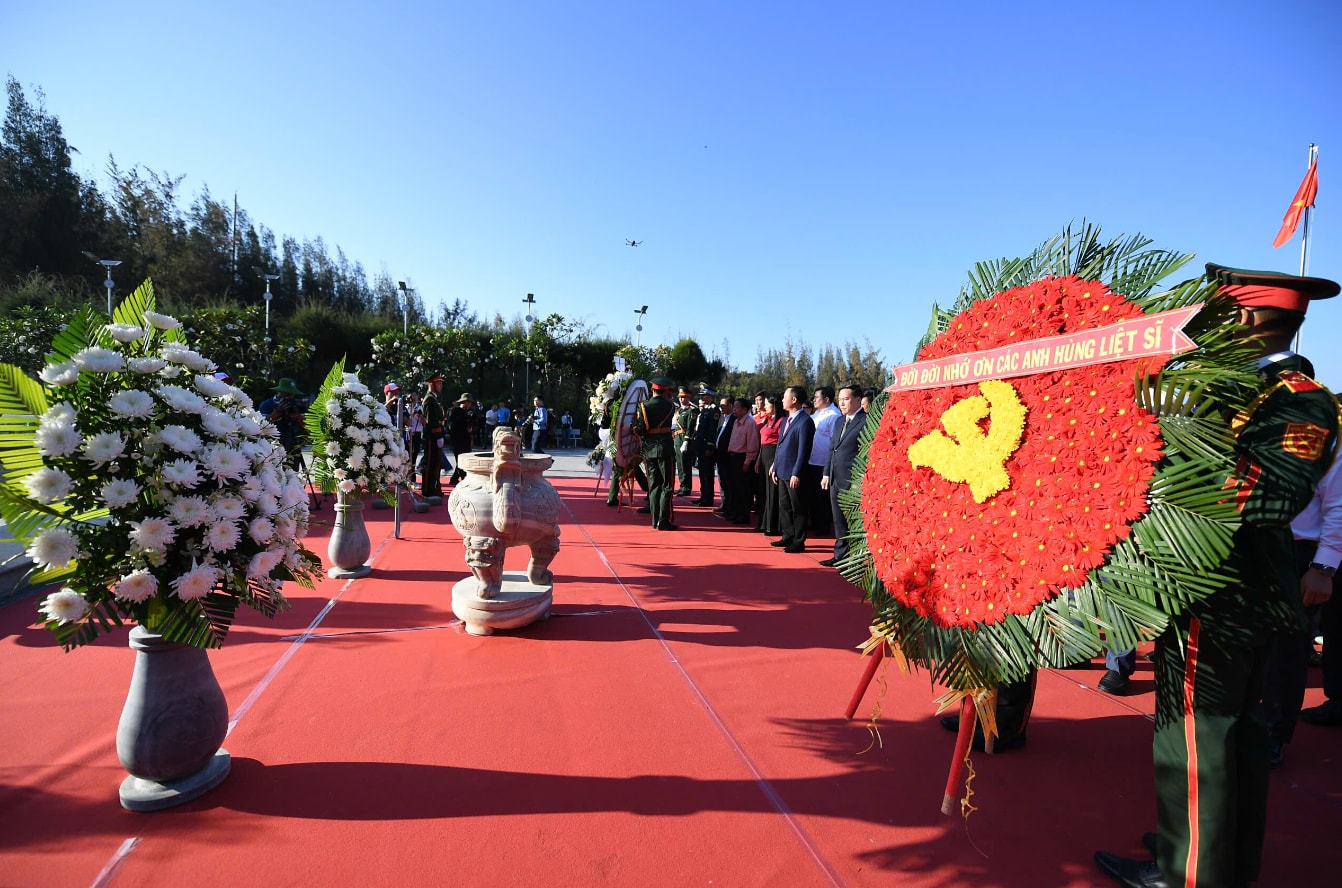 Lễ thượng cờ diễn ra trong bầu không khí vừa thiêng liêng, vừa tràn đầy năng lượng. Những ánh mắt dõi theo lá cờ Tổ quốc tung bay trên nền trời xanh, hình ảnh lễ diều binh hào hùng cùng âm vang Quốc ca oai hùng hòa quyện, nhắc nhở mỗi người về trách nhiệm với lịch sử và Tổ quốc.
