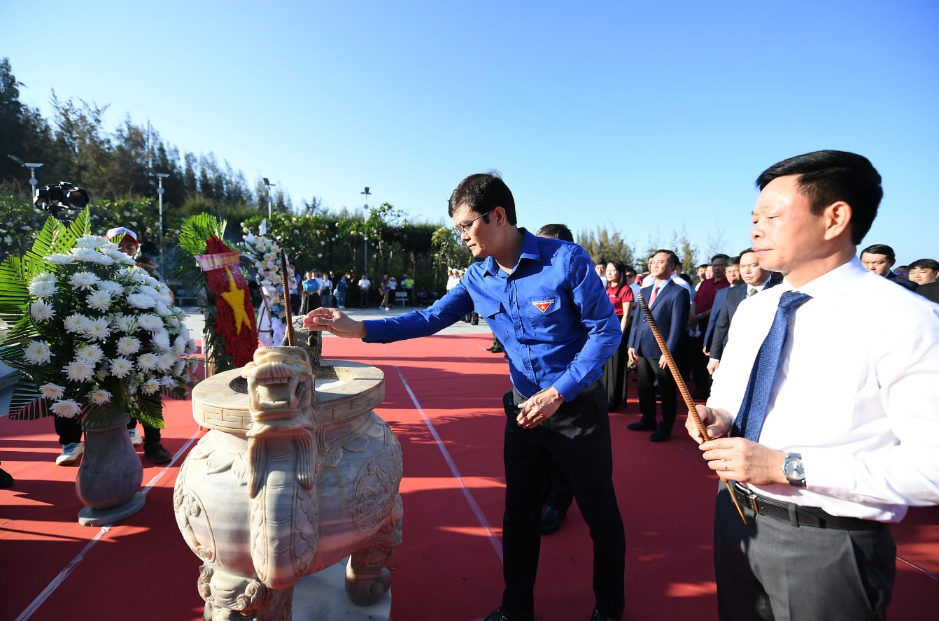 Ông Phùng Công Sưởng - Tổng Biên tập Báo Tiền Phong, Trưởng Ban tổ chức Giải Vô địch Quốc gia Marathon - Báo Tiền Phong lần thứ 67 năm 2026 nhấn mạnh: Với chủ đề Vạn dặm Trường Sa - Trong tim Tổ quốc, Lễ thượng cờ không chỉ là nghi thức khai mở cho giải thể thao mang tầm vóc quốc gia, mà còn là khoảnh khắc để mỗi người Việt Nam cảm nhận rõ hơn rằng: Tổ quốc luôn hiện diện trong mỗi hành động của chúng ta.