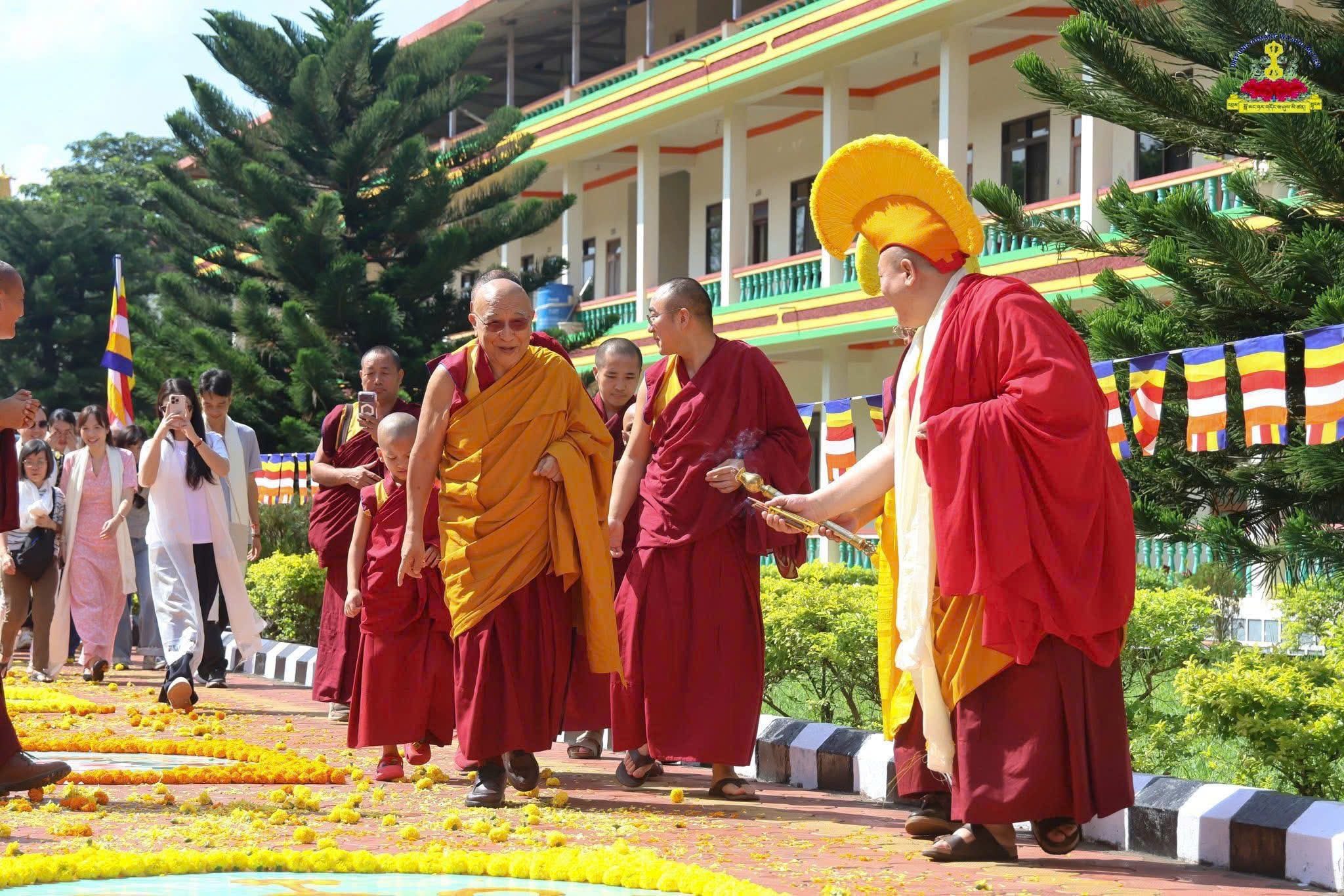Tôn sư Thamthog Rinpoche chia sẻ Phật pháp tại Tu viện Namgyal, Dharamsala, Ấn Độ
