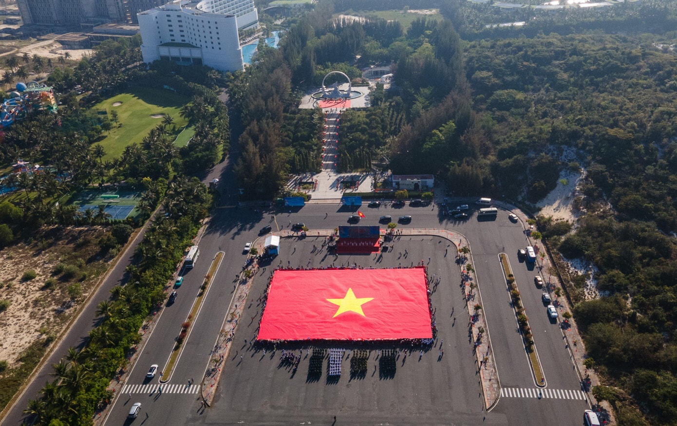 Tại buổi lễ, lá cờ Tổ quốc rộng 2.166 m² được trải trên quảng trường trong phần nghi thức tôn vinh lá cờ.