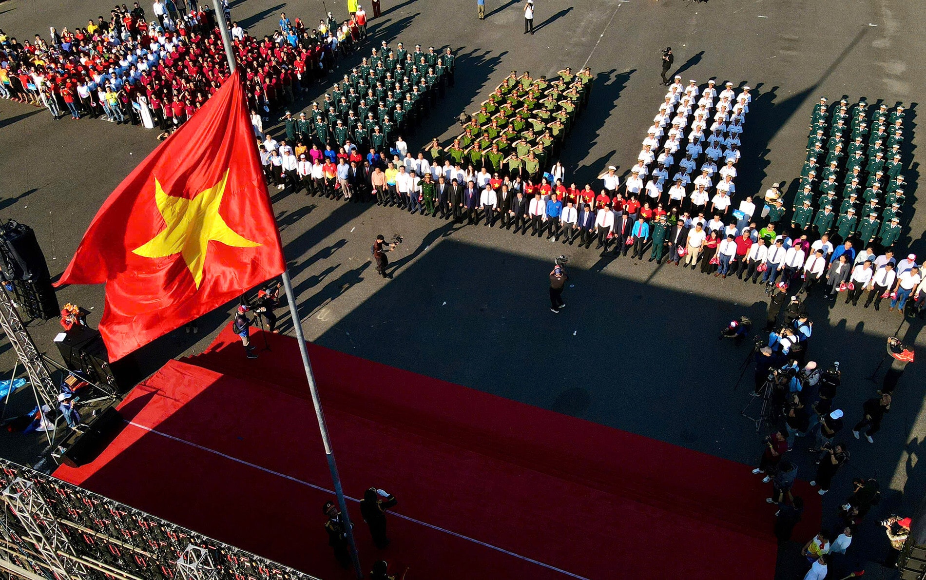 Lễ thượng cờ và tôn vinh lá cờ Tổ quốc - một nghi thức đặc biệt của Giải Vô địch Quốc gia Marathon - Báo Tiền Phong tại 