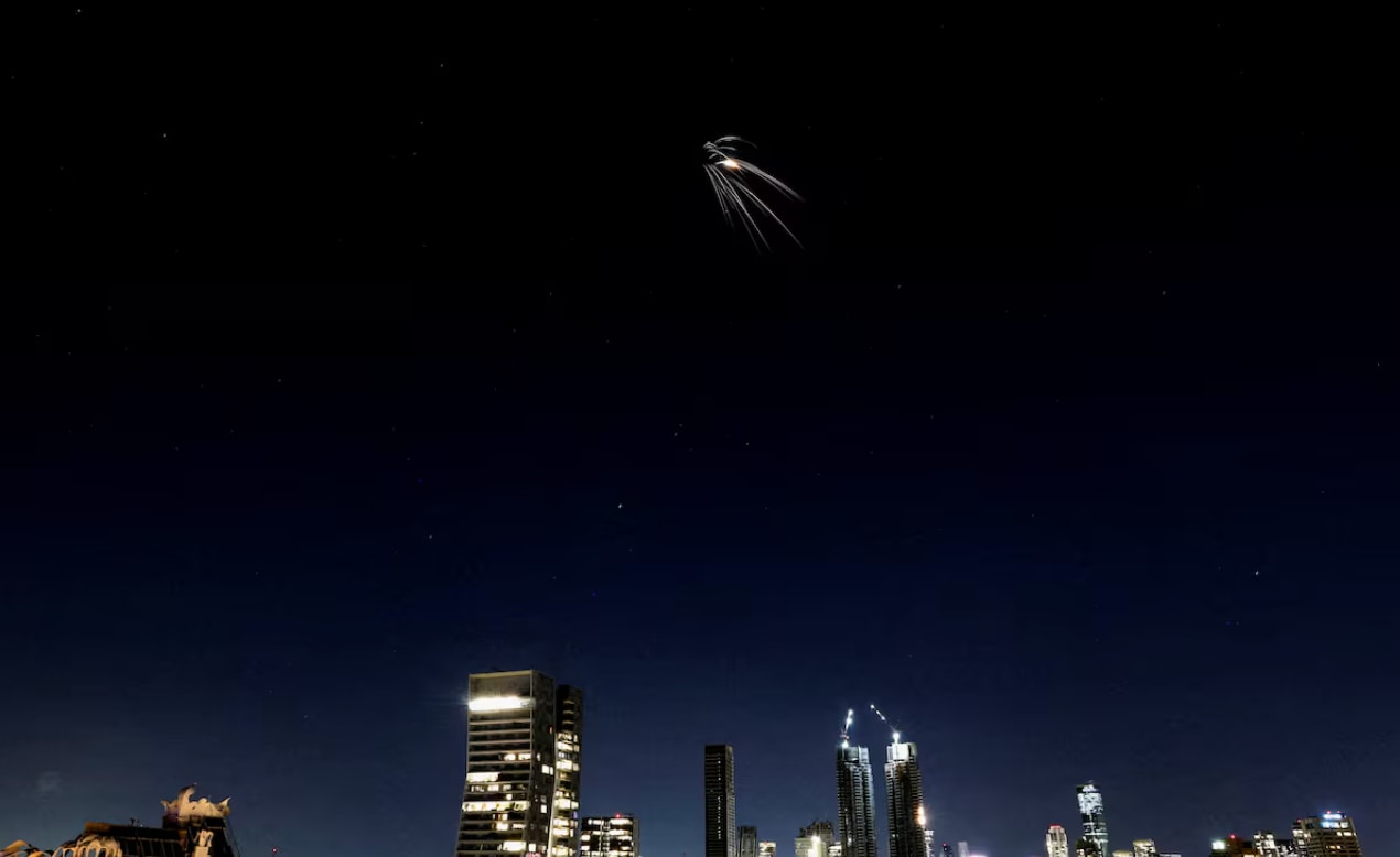 Tên lửa Iran bay qua thành phố trong bối cảnh xung đột Mỹ-Israel với Iran, nhìn từ Tel Aviv, Israel, ngày 24/3/2026. (Nguồn: Reuters)