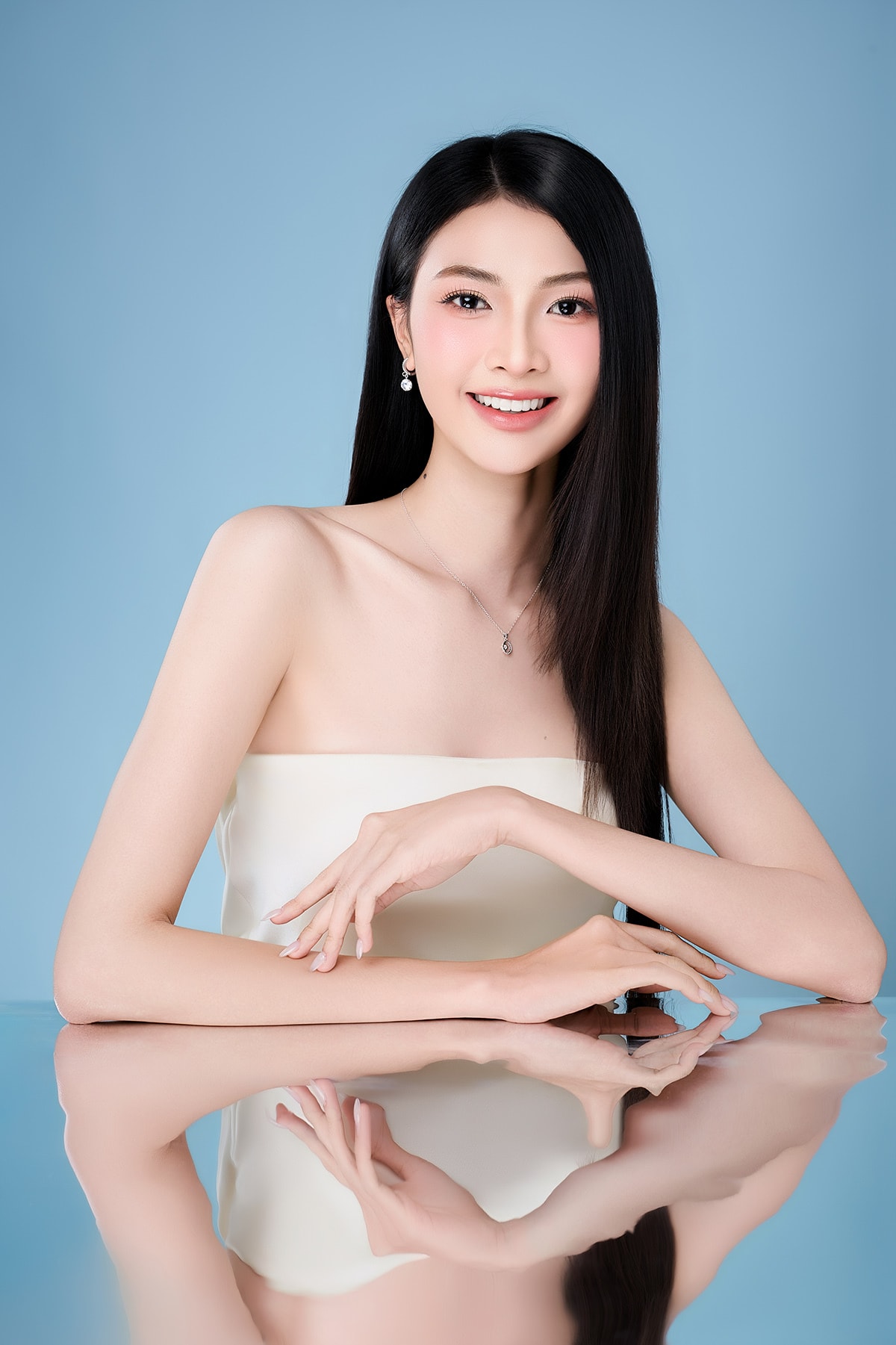 Nguyễn Đào Tuyên Dương (SBD 165) cũng là cái tên được đánh giá cao. Mỹ nhân sinh năm 2002 cao 1m80 - cao nhất cuộc thi. Cô tốt nghiệp ngành Kỹ thuật hệ thống công nghiệp tại Đại học Quốc tế (Đại học Quốc gia TP.HCM), hiện làm kỹ sư và theo học thạc sĩ. Người đẹp góp mặt trong top 5