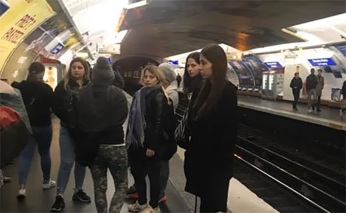 Nhóm đông người tụ tập tại ga tàu điện ngầm Paris nằm trong cảnh báo của các diễn đàn du lịch. Ảnh: Hội Sinh viên VN tại châu Âu