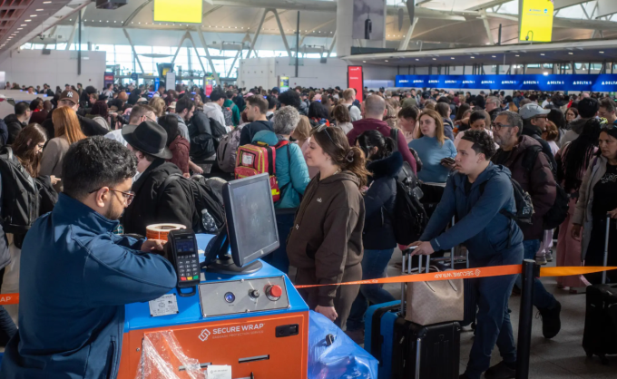 Hàng dài người xếp hàng ở sân bay New York, Mỹ. Ảnh: NY Post