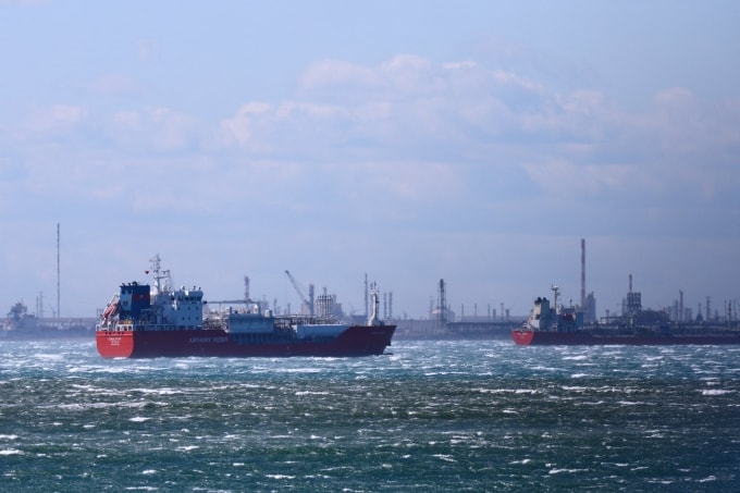 Các tàu chở dầu, khí hóa lỏng thả neo tại cảng Fos-Lavera gần Marseille (Đức) ngày 26/3. Ảnh: Reuters