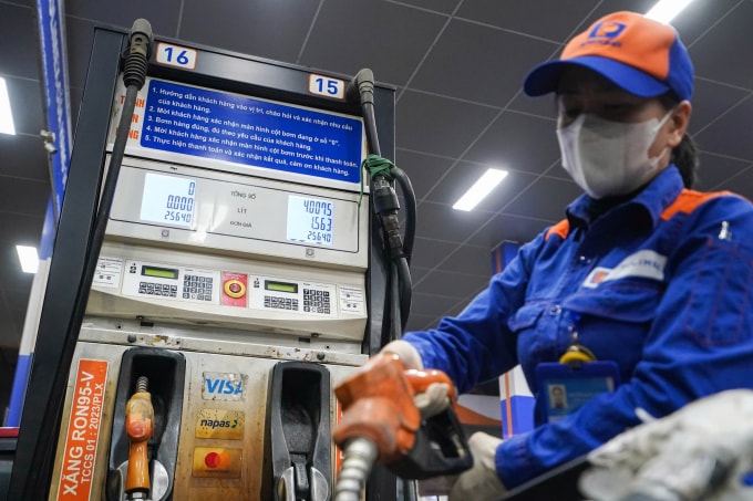 Nhân viên một cửa hàng ở đường Láng, Hà Nội bơm xăng cho khách hàng, ngày 11/3. Ảnh: Hoàng Giang