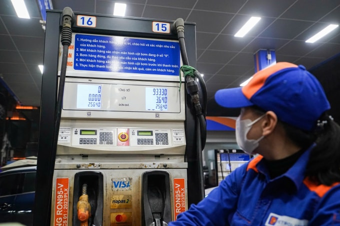 Nhân viên một cửa hàng ở đường Láng, Hà Nội bơm xăng cho khách hàng, ngày 11/3. Ảnh: Hoàng Giang