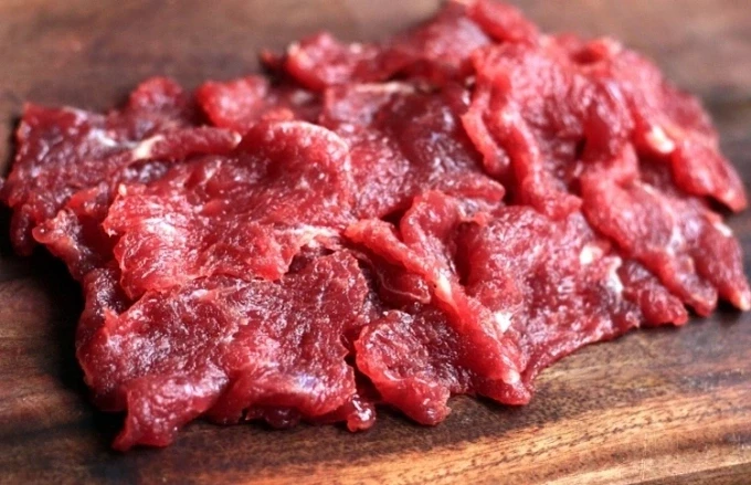 Mọi người nên ăn xen kẽ các loại thịt, rau để bổ sung đầy đủ chất dinh dưỡng cho cơ thể. Ảnh: Bùi Thủy