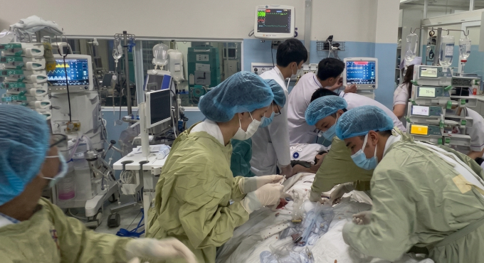 Bác sĩ Bệnh viện Nhân dân Gia Định thực hiện ECPR. Ảnh: Bệnh viện cung cấp