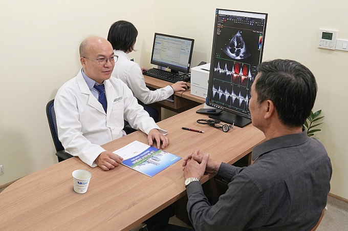 Bác sĩ Luật tư vấn điều trị cho anh Bình. Ảnh: Bệnh viện Đa khoa Tâm Anh