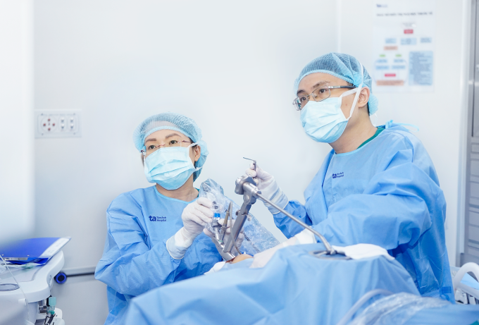 Bác sĩ Hằng (bên trái) phẫu thuật cho người bệnh polyp dây thanh. Ảnh: Bệnh viện Đa khoa Tâm Anh