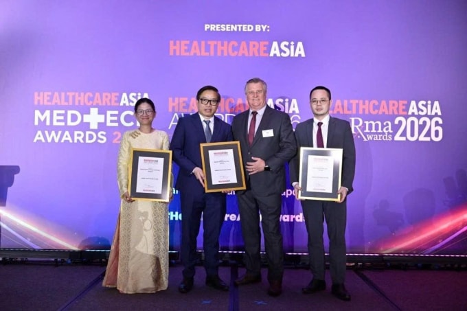 Đại diện hệ thống Vinmec nhận giải thưởng tại Healthcare Asia Awards 2026. Ảnh: Vinmec