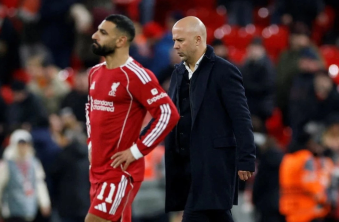 Mohamed Salah và HLV Arne Slot thất vọng sau trận Liverpool thua PSV 1-4 trên sân Anfield, thành phố Liverpool, Vương Quốc Anh tối 26/11/2025. Ảnh: Reuters