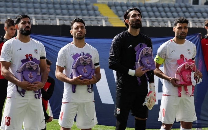 Các cầu thủ Iran cầm ba lô trẻ em, tưởng niệm trước trận giao hữu với Nigeria tại Antalya, Thổ Nhĩ Kỳ ngày 27/3/2026. Ảnh: Reuters