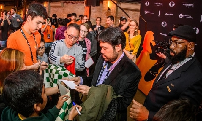 Hikaru Nakamura ký tặng người hâm mộ trước thềm Candidates 2026 ở Cyprus. Ảnh: FIDE