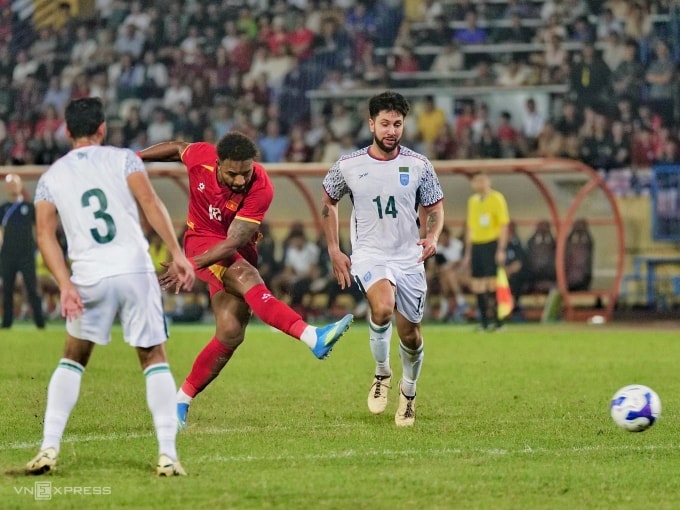Nguyễn Xuân Son (áo đỏ) thi đấu trong trận giao hữu Việt Nam thắng Bangladesh 3-0 trên sân Hàng Đẫy ở Hà Nội, ngày 26/3/2026. Ảnh: Ngọc Thành