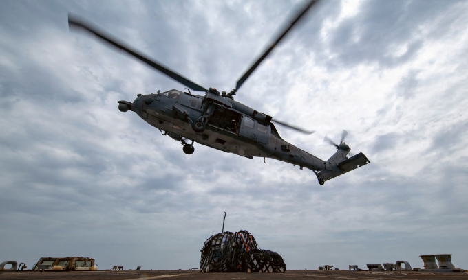 Trực thăng MH-60S thả hàng xuống tàu khu trục USS Winston S. Churchill trong khuôn khổ chiến dịch tập kích Iran hôm 16/3. Ảnh: US Navy