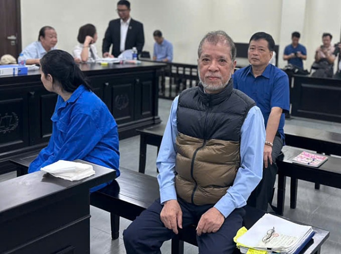 Bị cáo Bang (hàng đầu) và bị cáo Xuân, Khang tại tòa hôm 27/3. Ảnh: Danh Lam